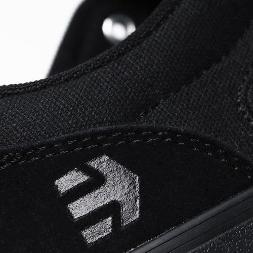 Etnies Barge LS β Classic Skate Look, Slim Vulcanized Silhoutte, Hefty Armored Collar, Reinforced Vulc - Black/Black/Black - 5.5