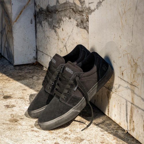 Etnies Barge LS – Classic Skate Look, Slim Vulcanized Silhoutte, Hefty Armored Collar, Reinforced Vulc - Black/Black/Black - 5.5