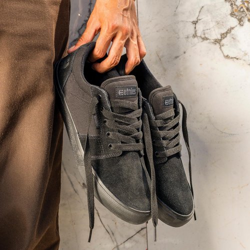 Etnies Barge LS – Classic Skate Look, Slim Vulcanized Silhoutte, Hefty Armored Collar, Reinforced Vulc - Black/Black/Black - 5.5